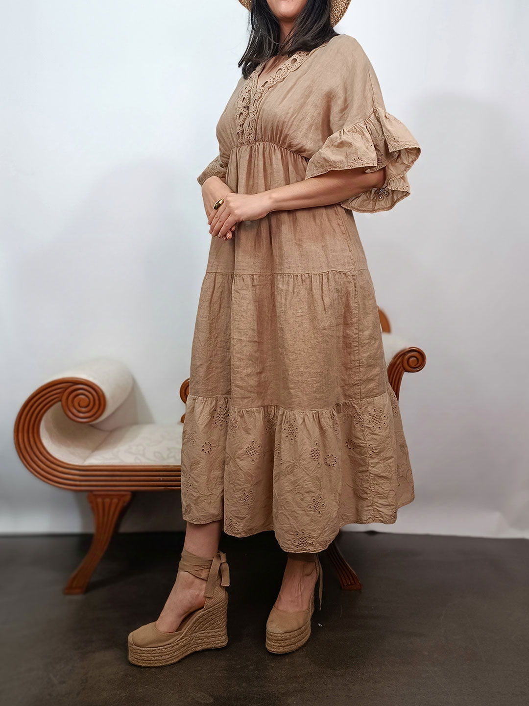 Perfil de vestido de lino con manga de volante y falda de paneles