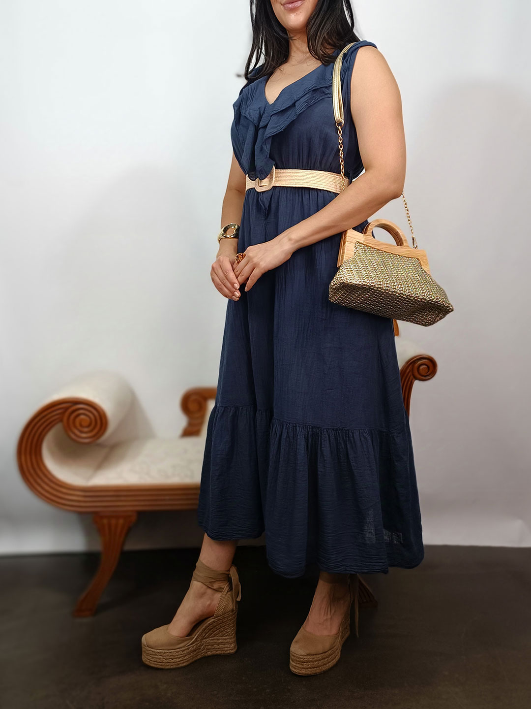 Perfil de vestido midi de bambula con falda fluida y volante