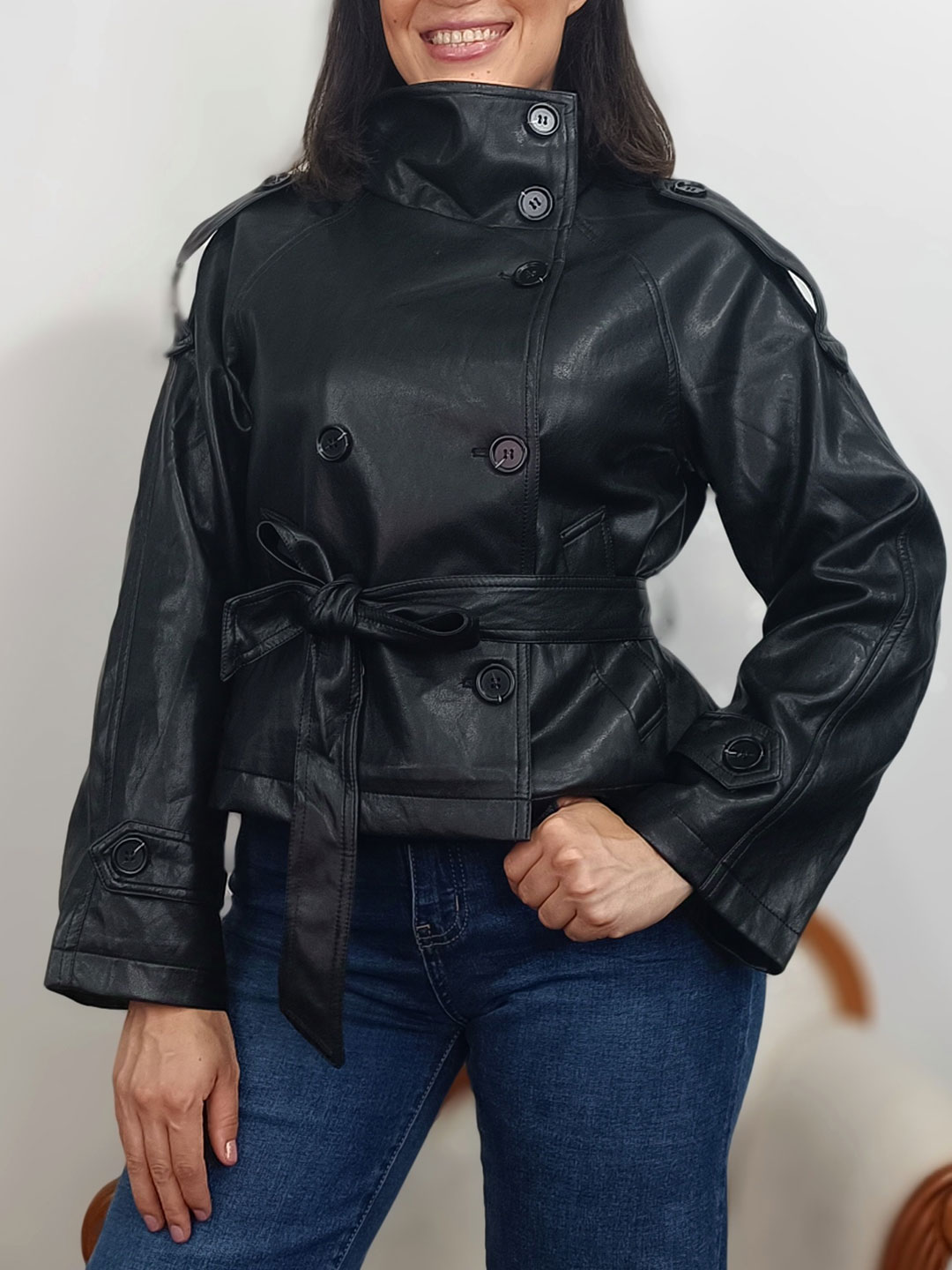 chaqueta corta efecto piel negra estilo trench con cinturón y botones