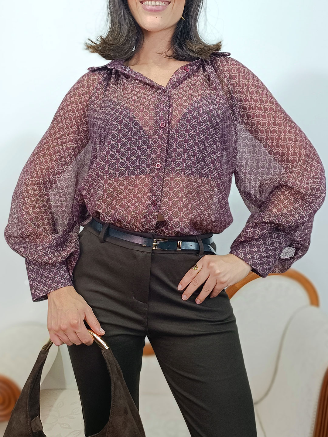 blusa semitransparente granate de gasa con estampado geométrico y manga abullonada