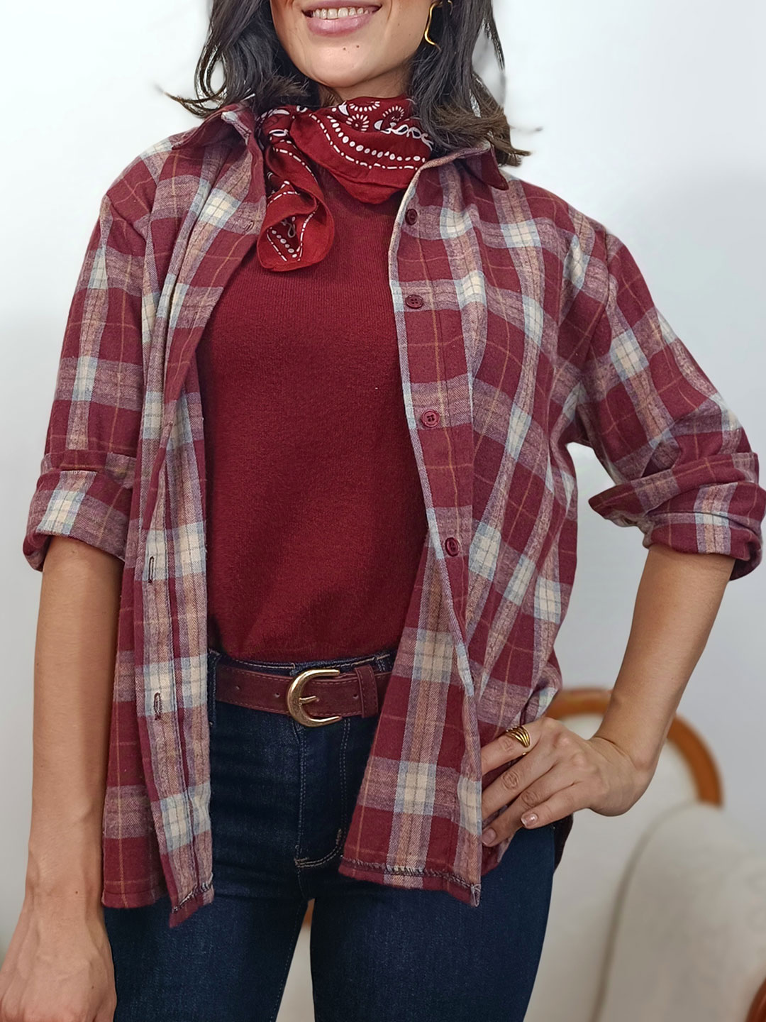camisa de cuadros oversize granate abierta sobre top y vaqueros