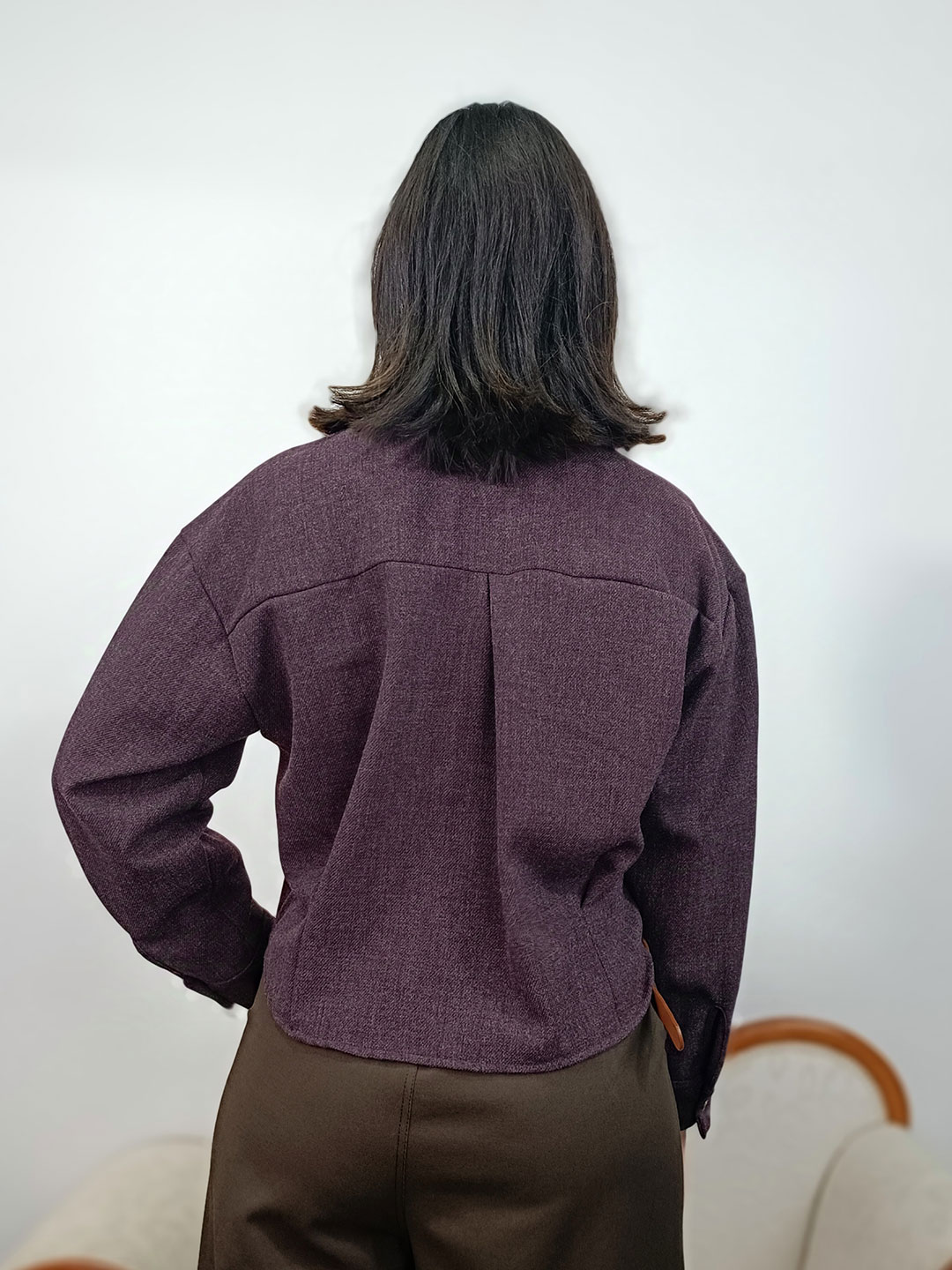 Parte posterior de camisa morada cuello chimenea estructurada