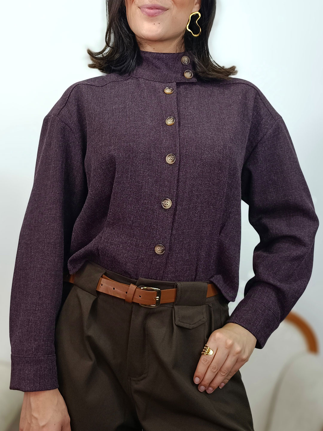 camisa morada cuello chimenea abotonada de manga larga de frente