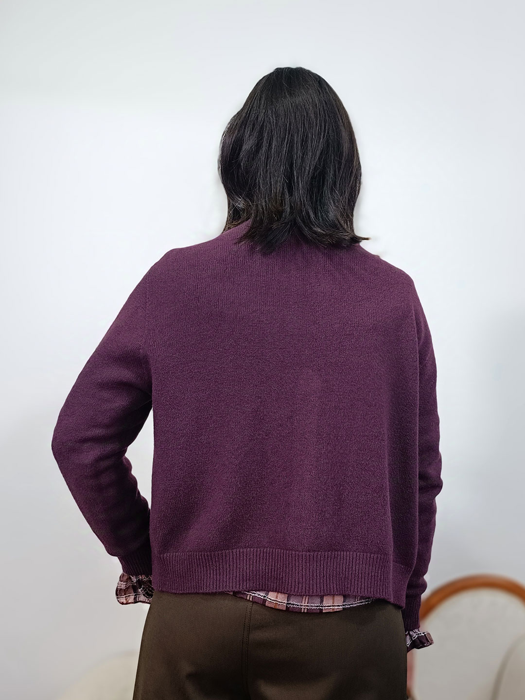 Parte posterior de cárdigan de punto morado suave