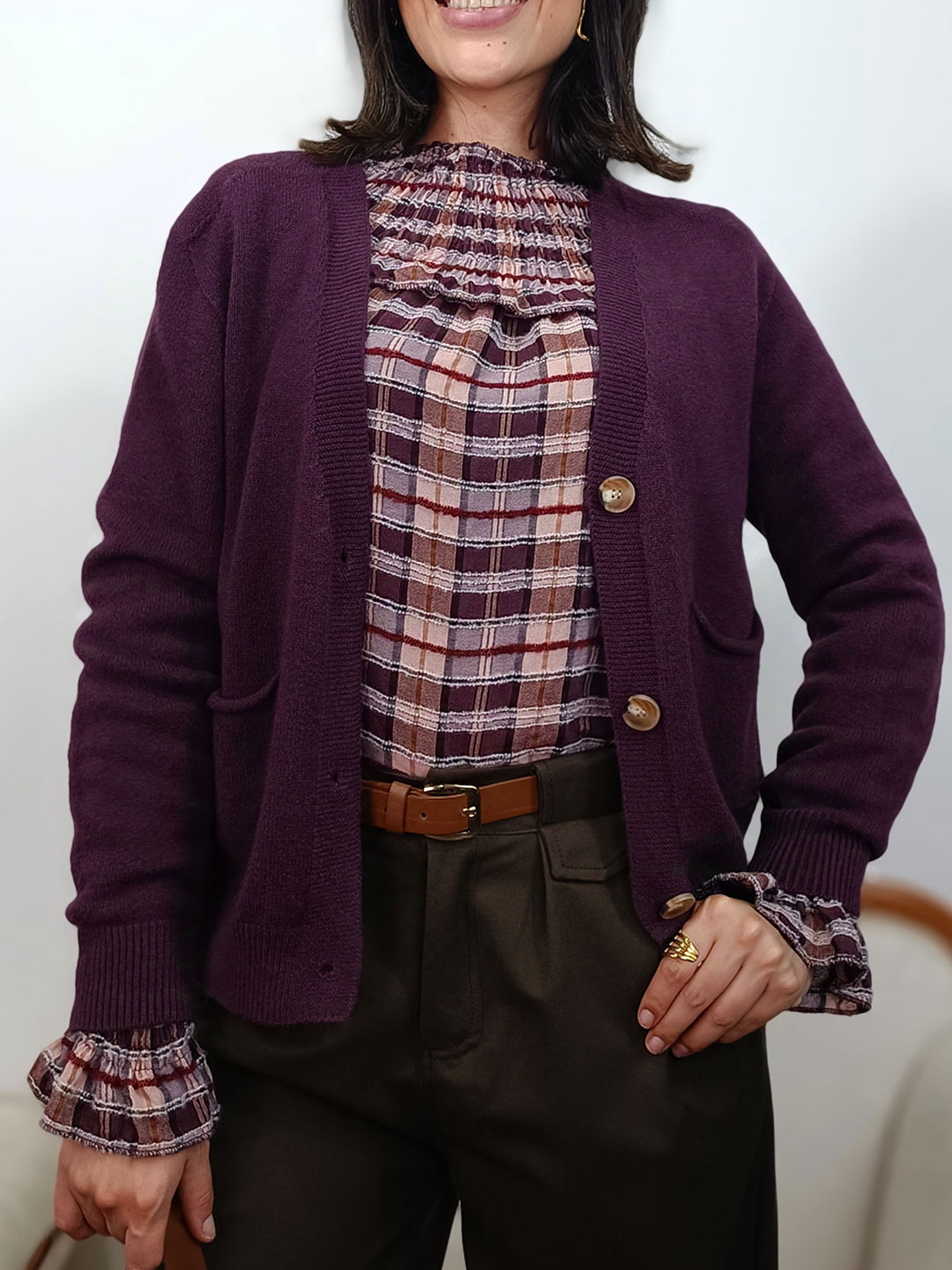 cárdigan de punto morado con escote en V, botones y bolsillos de frente