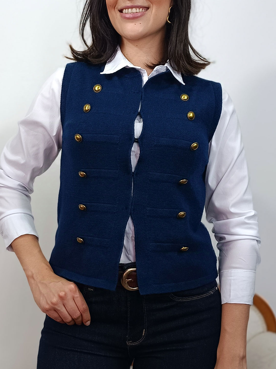chaleco de punto estilo militar azul marino con botones dorados y nervios
