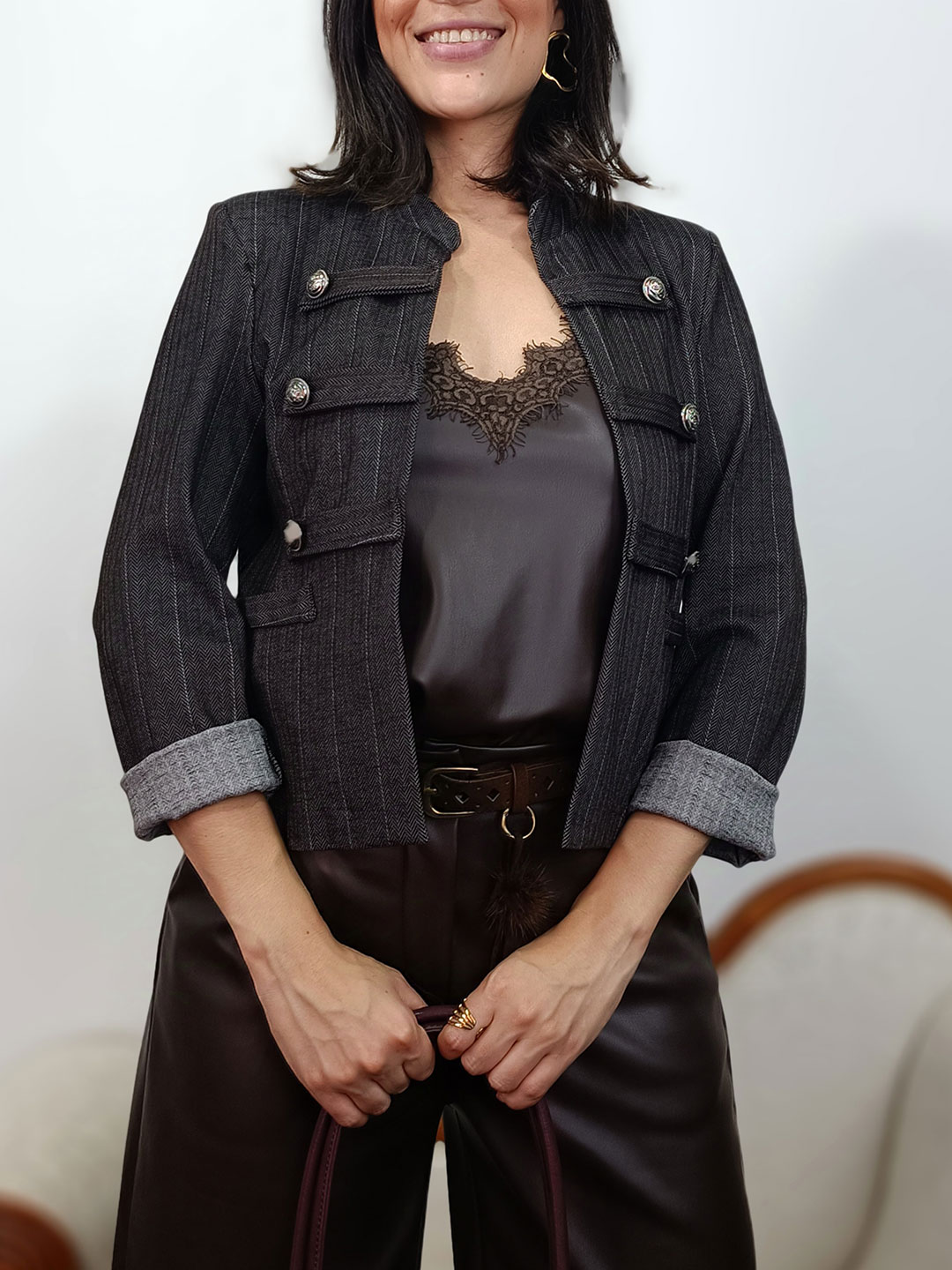 chaqueta militar marron chocolate de espiga con cuello mao y botones plateados