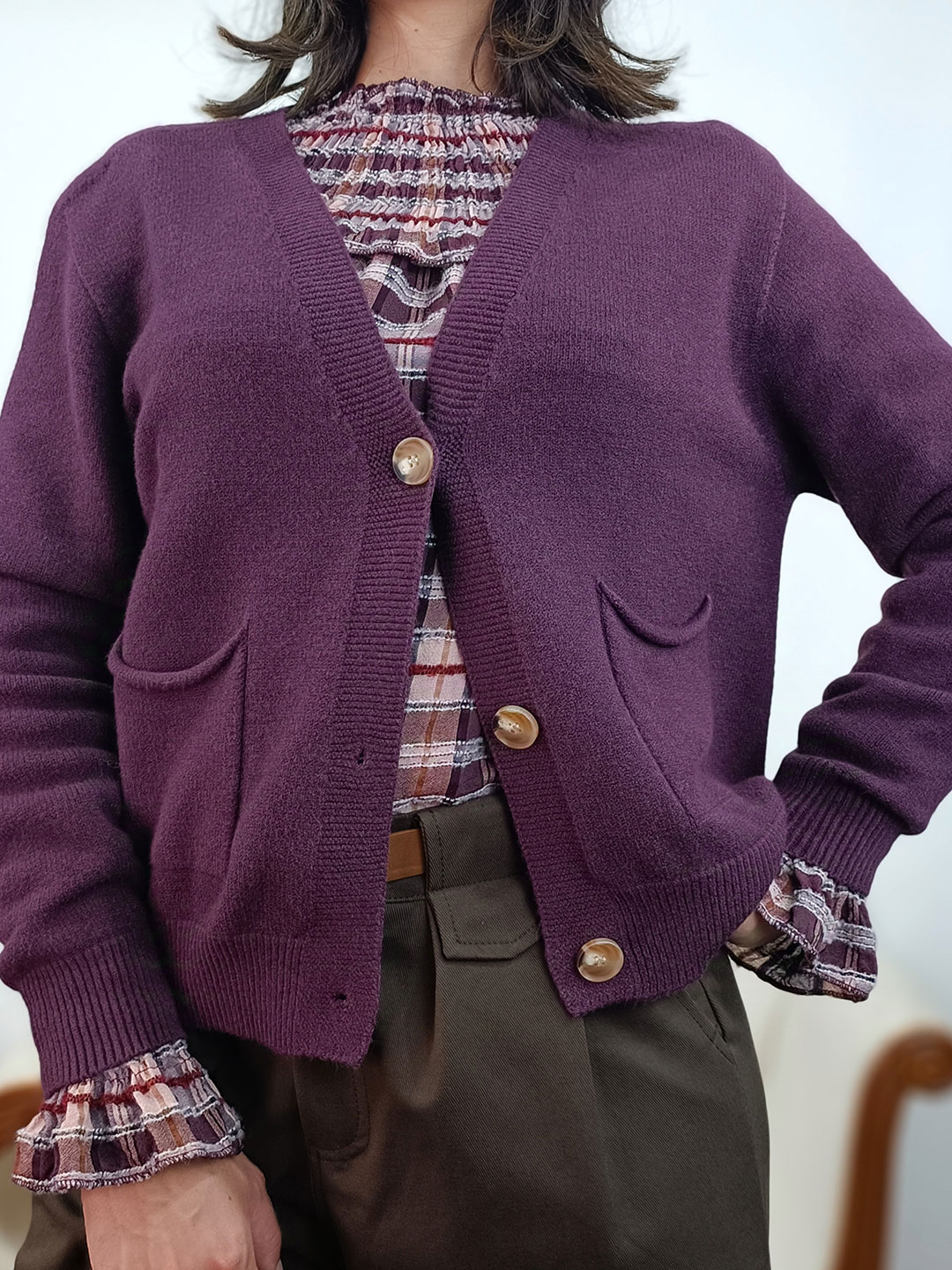 Primer plano de botones efecto carey y textura de punto en cárdigan morado