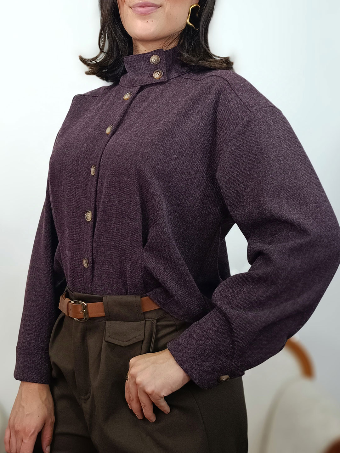 Perfil de camisa de cuello alto morada con botones