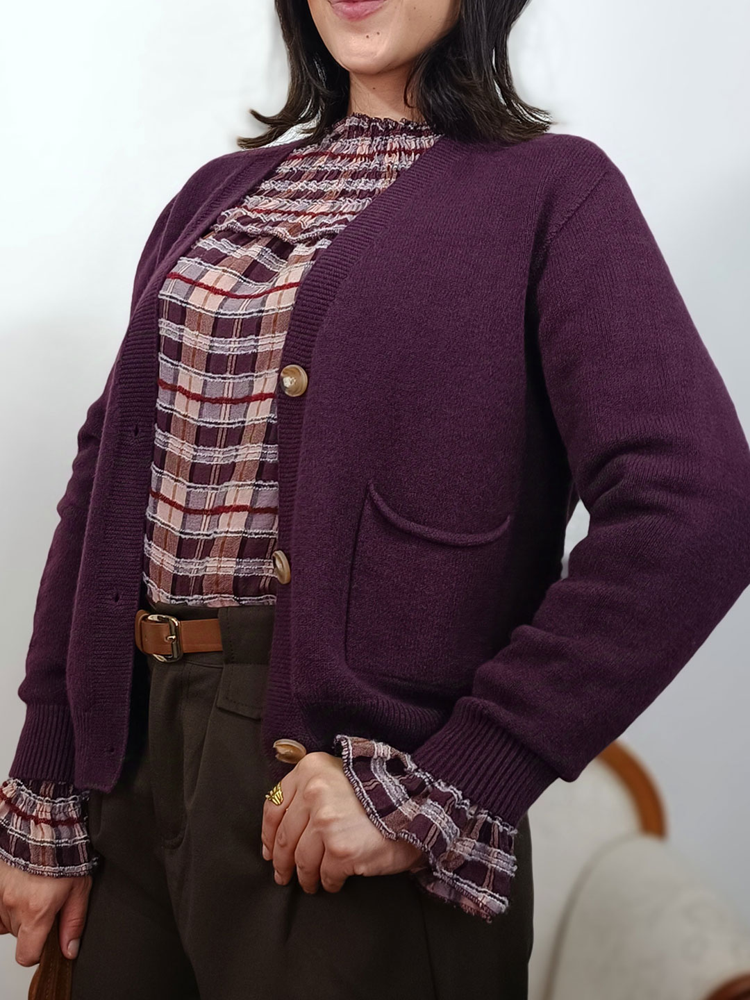 Perfil de chaqueta de punto morada con bolsillos